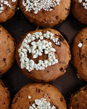 Carica l&#39;immagine nel visualizzatore di Gallery, Panettone al cioccolato con crema di genepy
